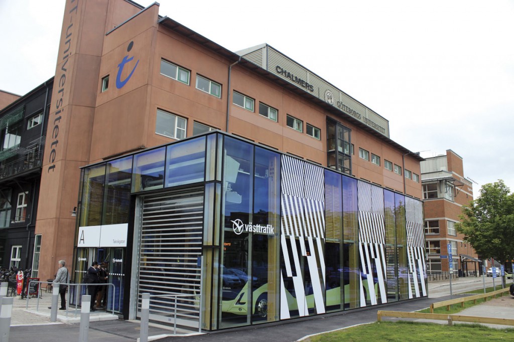 As this bus stop with the bus inside shows, electric buses bring the possibility to locate bus stops within buildings, improving the travelling experience for passengers