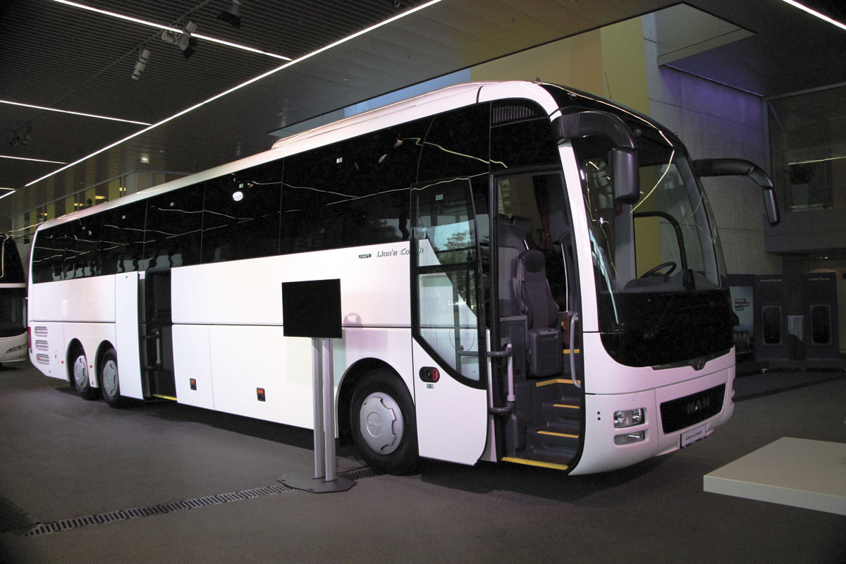 MAN Lion’s Coach L equipped with the new Euro6C engine. The 7,500th Lion’s Coach will be handed over at the IAA
