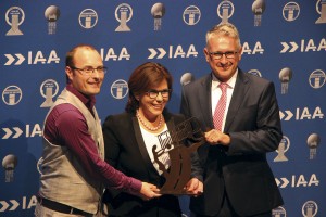 Solaris joint founder and owner, Solange Olszewski and CEO, Dr Andreas Strecker, received the Bus of the Year 2017 award from Jury Chairman, Tom Terjesen