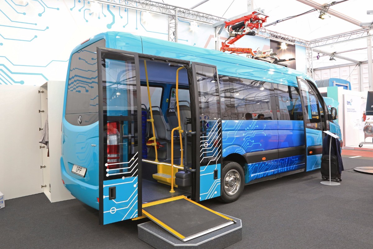 Universal Opp electric minibus