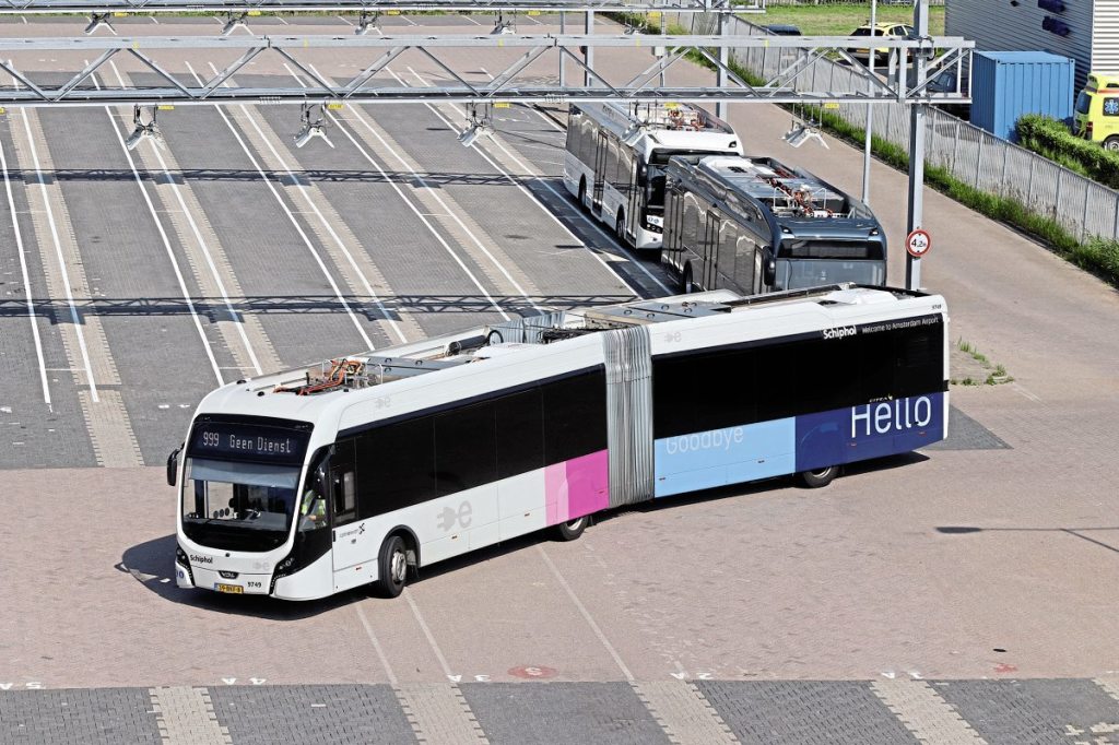 One of the Schiphol Net Citea SLFAs arrives at the depot in preparation for recharging