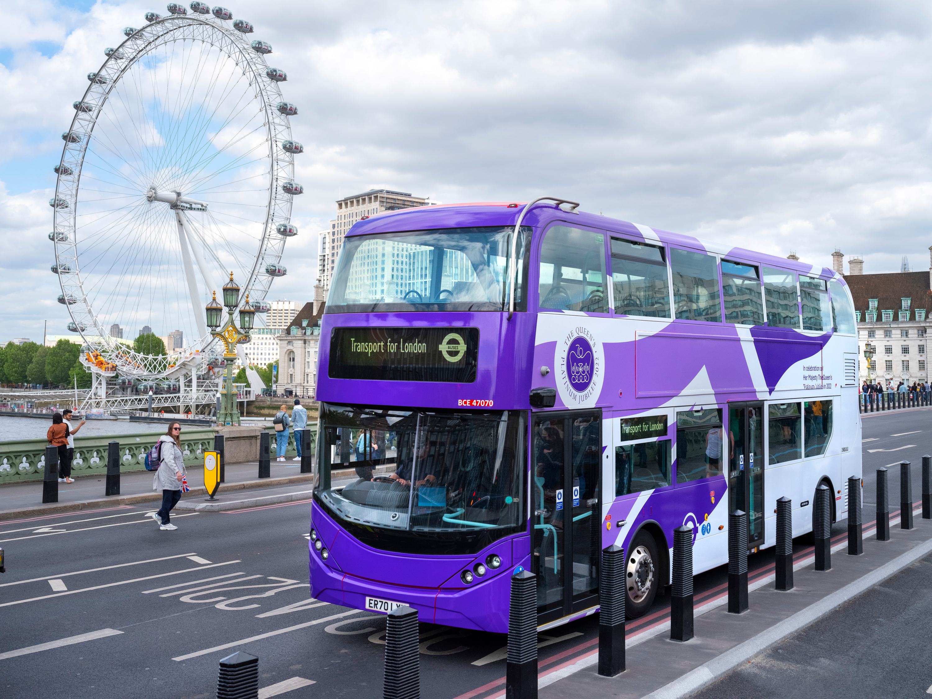 London buses commemorate Queen’s Jubilee