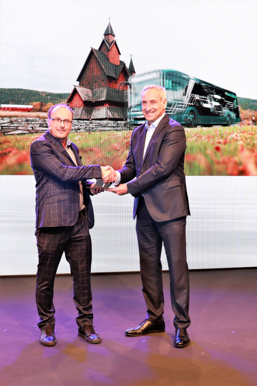 Jury Chairman Tom Terjesen presents MAN’s Rudi Kuchta with the International Bus of the Year 2023 trophy won by the Lion’s City 12E